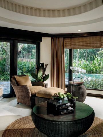 Eleganter Lounge-Bereich mit Blick in den Garten