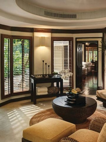 Lounge mit moderner Inneneinrichtung und Zugang zum Garten