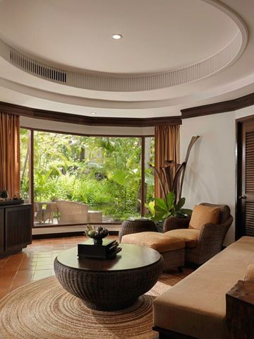Elegantes Wohnzimmer mit Blick auf tropischen Garten im Rayavadee Hotel