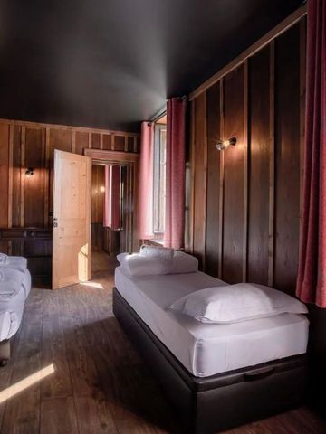 Helles Zimmer mit zwei Betten und großen Fenstern im Refuge du Montenvers