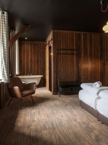 Geräumiges Zimmer mit freistehender Badewanne und Doppelbett