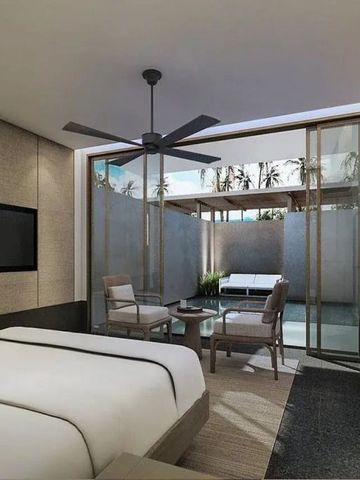 Geräumiges Zimmer mit Sitzbereich und Zugang zum Innenhof.