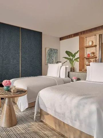 Doppelzimmer mit eleganter Einrichtung und modernen Akzenten