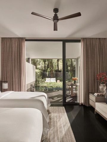 Modernes Zimmer mit Terrasse und Blick ins Grüne