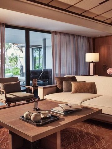 Exquisite Lounge mit eleganter Möblierung und Gartenblick