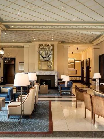 Luxuriöse Lobby im Hotel Regent Porto Montenegro mit eleganten Sitzgelegenheiten.