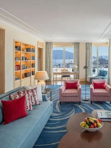 Geräumiges Wohnzimmer einer Suite mit Meerblick und stilvoller Einrichtung