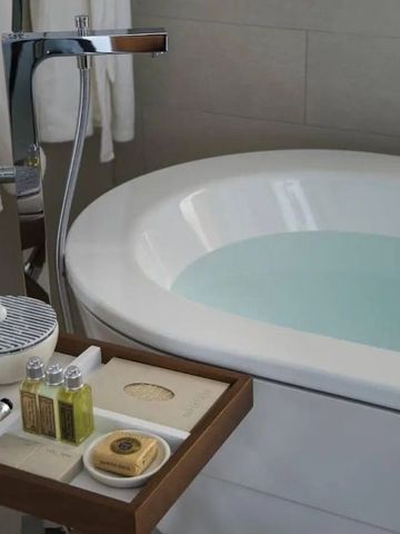 Luxuriöse Badewanne mit exklusiven Pflegeprodukten