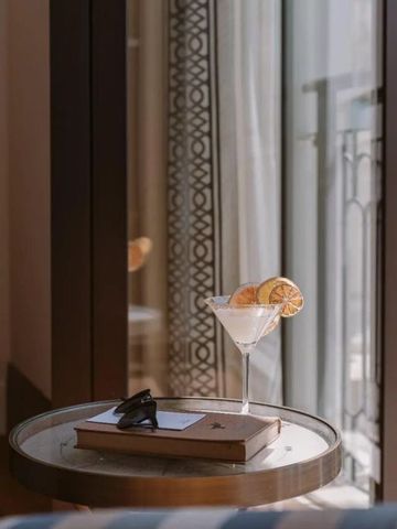 Elegantes Getränk auf einem Tisch mit Sicht auf den Balkon im Sonnenlicht