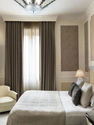 Helles Zimmer mit elegantem Bett und weichen Kissen