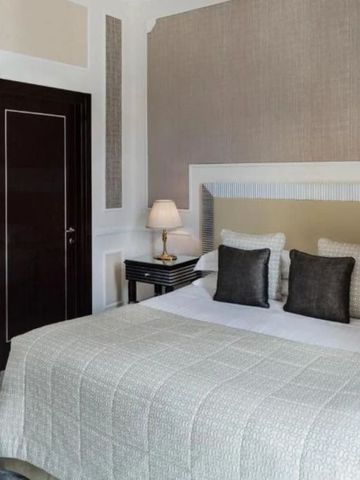 Ruhiges Schlafzimmer mit sichtbarer Tür und moderner Dekoration