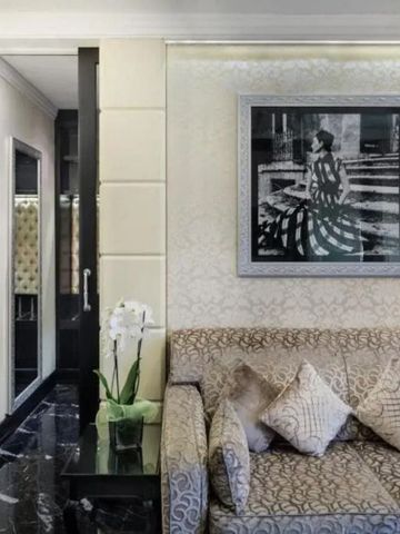 Elegantes Wohnzimmer mit Designer-Sofa und stilvollem Wandbild