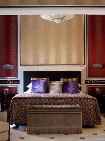 Luxuriöses Schlafzimmer mit edlem Dekor und seidigem Bettzeug