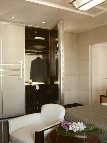 Modernes Zimmer mit dezenter Beleuchtung und komfortabler Sitzecke