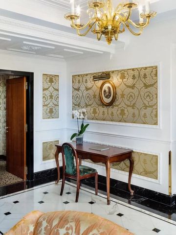 Klassisch gestalteter Raum mit eleganten Möbeln und Kronleuchter