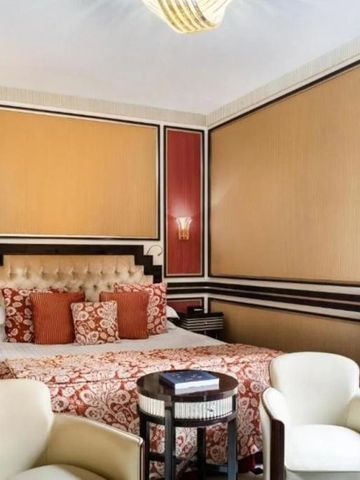 Elegantes Hotelzimmer mit luxuriöser Einrichtung und Sitzgelegenheiten