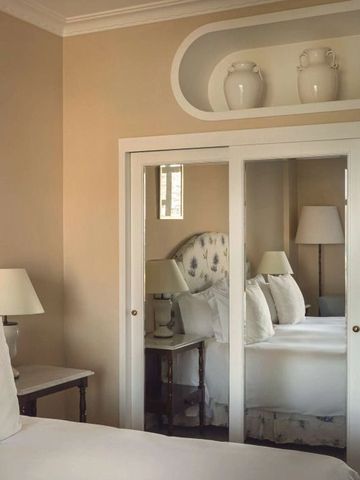 Gemütliches Hotelzimmer mit großen Spiegeln und eleganter Dekoration