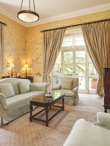 Luxuriöses Wohnzimmer mit stilvoller Einrichtung und klassischen Möbeln