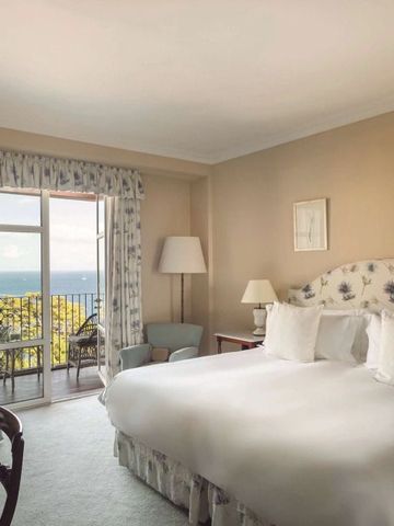 Komfortables Hotelzimmer mit Panoramablick auf das Meer