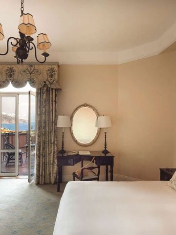 Luxuriöses Hotelzimmer mit Balkon und Meerblick