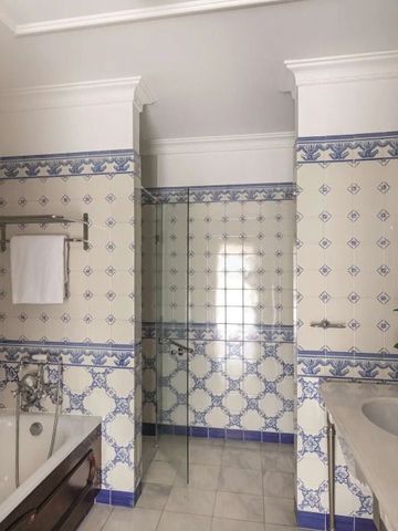 Elegantes Badezimmer mit blauen Mustern und Marmorwaschbecken