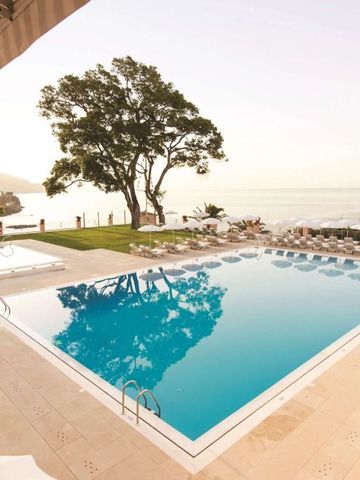 Azurblauer Pool mit Meerblick und umliegender Natur