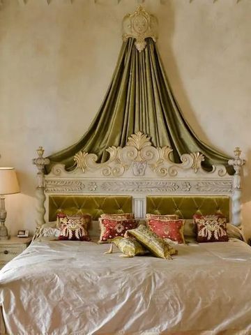 Luxuriöses Schlafzimmer im Barockstil mit Baldachin im Borgo Santo Pietro