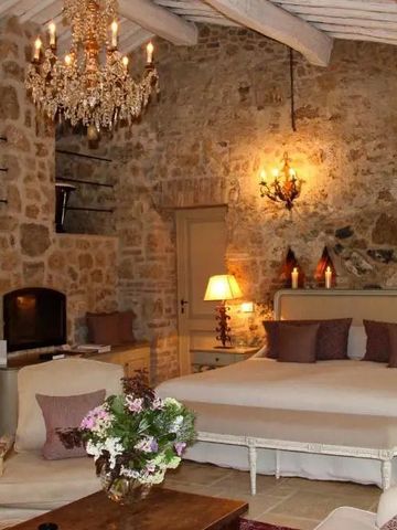 Gemütliches Zimmer mit Steinelementen und Kronleuchter im Borgo Santo Pietro