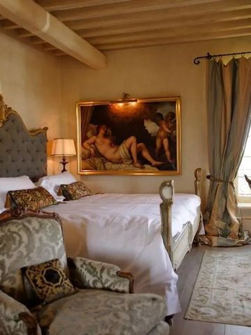 Schlafzimmer im französischen Stil mit kunstvollem Gemälde im Borgo Santo Pietro