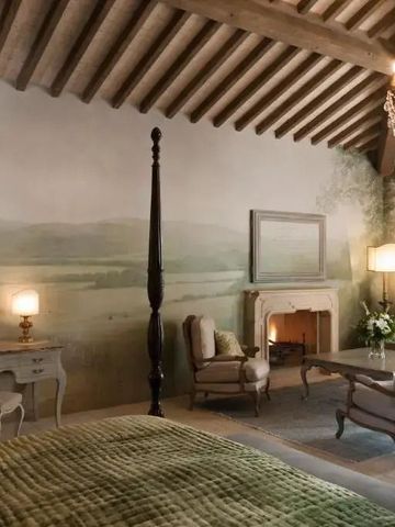 Luxuriöses Schlafzimmer mit Holzbalkendecke und Kronleuchter im Hotel Borgo Santo Pietro