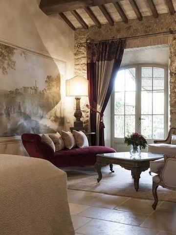 Gemütliches Schlafzimmer mit rustikalen Details und kunstvoller Wandgestaltung