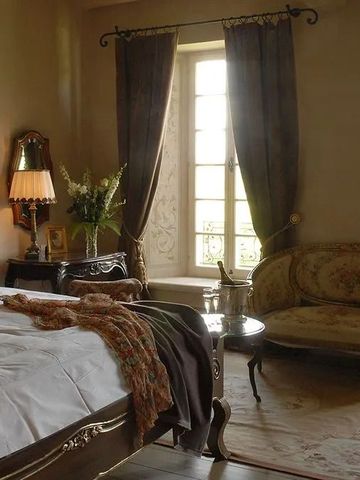 Stilvolles Zimmer mit edlen Möbeln und elegantem Ambiente