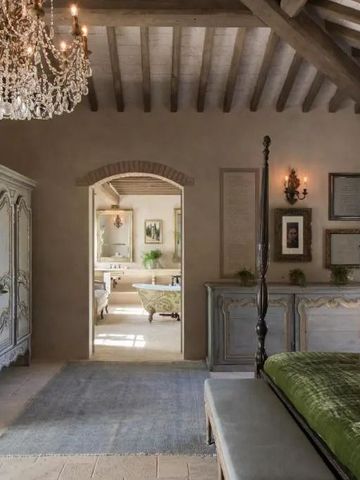 Charmantes Schlafzimmer mit antiken Möbeln und edlen Stoffen im Borgo Santo Pietro