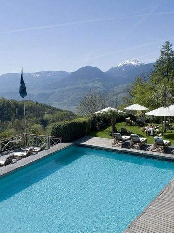 Infinity-Pool mit Bergblick und stilvoller Gartenanlage mit Liegen und Sonnenschirmen