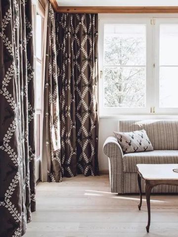 Gemütliche Sitzecke mit Sofaecke und großen Fenstern