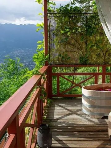 Private Terrasse mit Holzwand und Panoramablick