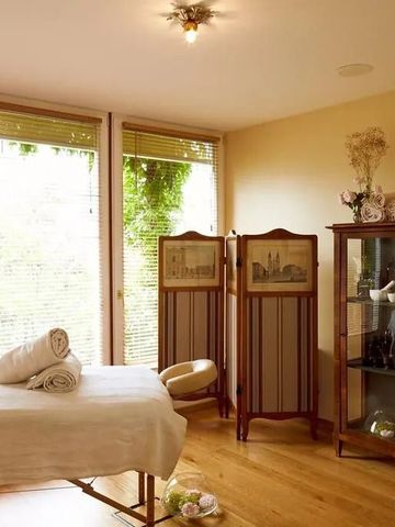 Massageraum mit Tageslicht und gemütlicher Atmosphäre
