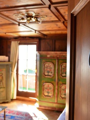 Rustikales Zimmer mit Holzmöbeln und traditionellem Dekor im Relais & Châteaux Hotel Tennerhof.