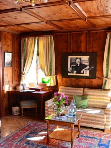 Holzgetäfeltes Wohnzimmer im Hotel Tennerhof mit klassischem Dekor und gemütlicher Atmosphäre.