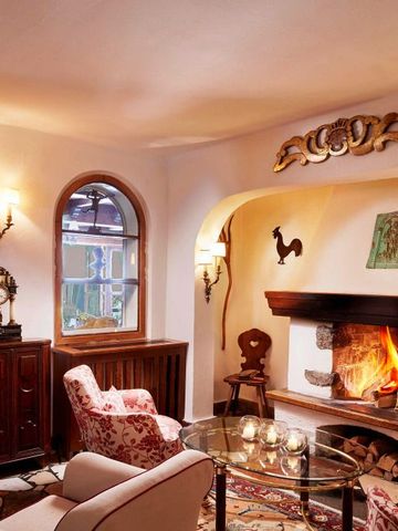 Gemütliches Kaminzimmer mit rustikalem Dekor und brennendem Kamin