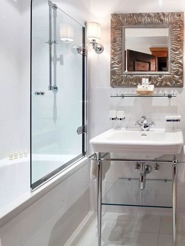 Modernes Badezimmer mit großer Badewanne und edlem Spiegel