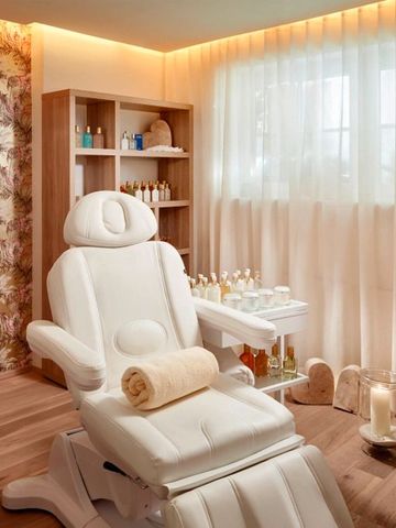 Wellnessraum im Hotel mit bequemer Liege und sanfter Beleuchtung