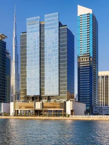 Moderne Hotelfassade mit Glasfronten auf Hochhäusern vor blauem Himmel
