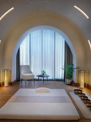 Meditiationsraum mit sanfter Beleuchtung und entspannendem Ambiente