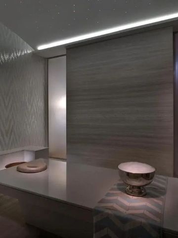 Eleganter Spa-Raum mit entspannender Atmosphäre und dezenter Beleuchtung