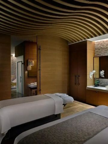 Elegantes Spa mit Massagetischen und modernem Ambiente