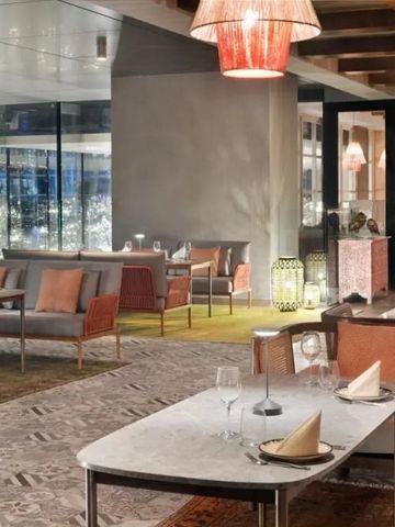 Gehobenes Restaurant mit stilvollem Interieur und gedeckten Tischen