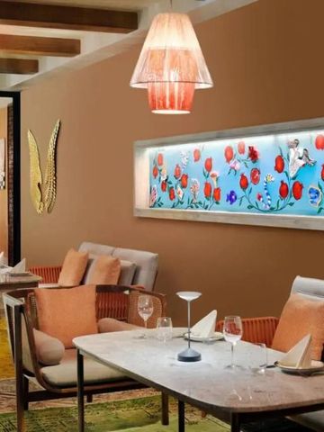 Restaurant mit kunstvoller Wanddekoration und gemütlicher Atmosphäre