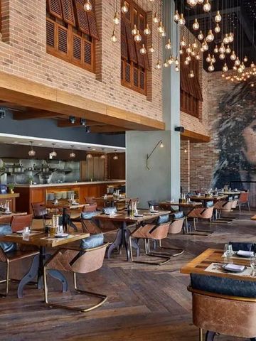 Großes Restaurant mit moderner Dekoration und offenem Backsteindesign