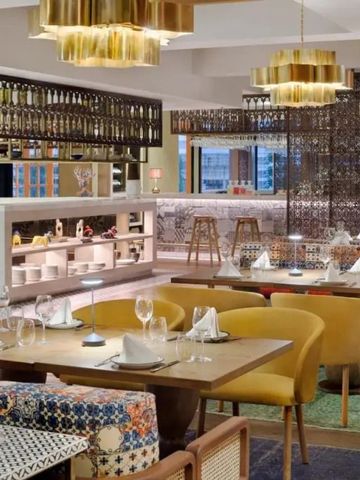 Elegantes Restaurant mit moderner Einrichtung und edlem Lichtdesign